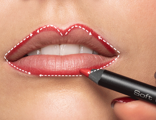 Les lèvres sont maquillées d'un rouge à lèvres voyant.