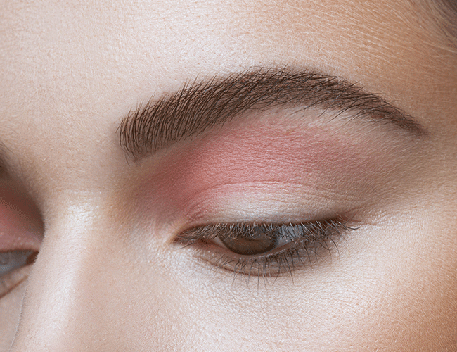 A subtle eyeshadow is applied to the eyelid