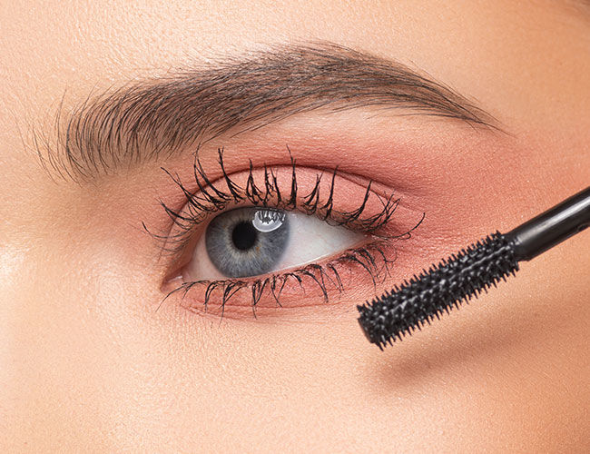 Applying mascara to the upper and lower lashes