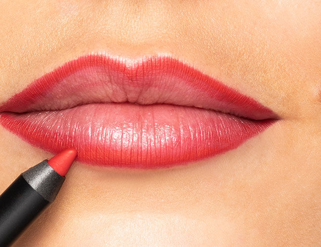 How to apply lip liner