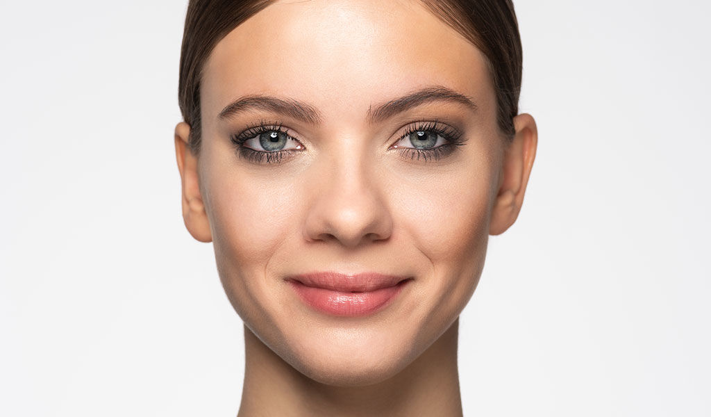 Vous pouvez voir ici l'effet avant/après de l'astuce de maquillage strobing.