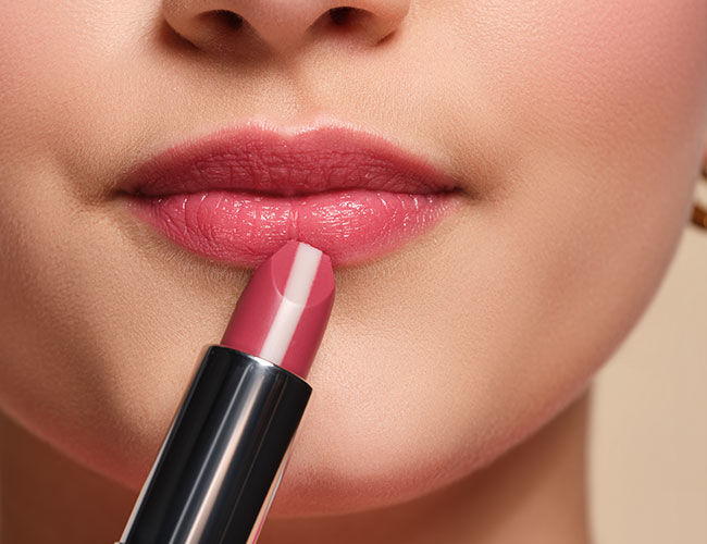 Un rouge à lèvres subtil est appliqué sur les lèvres