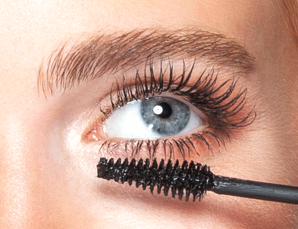 Die Mascara wird appliziert