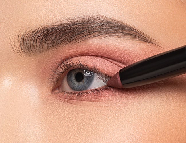 Applicazione di una matita-ombretto più scura sulla rima dell’occhio