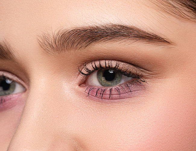 Показан макияж глаз с фиолетовыми тенями для век