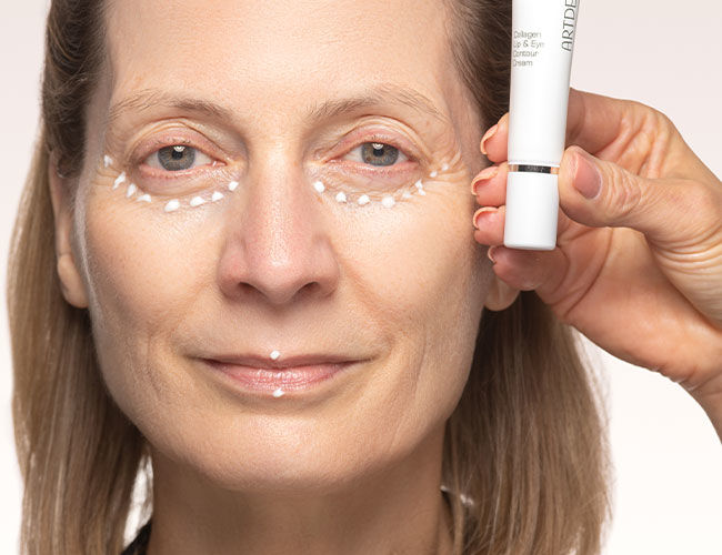 Application de la Collagen Lip & Eye Contour Cream