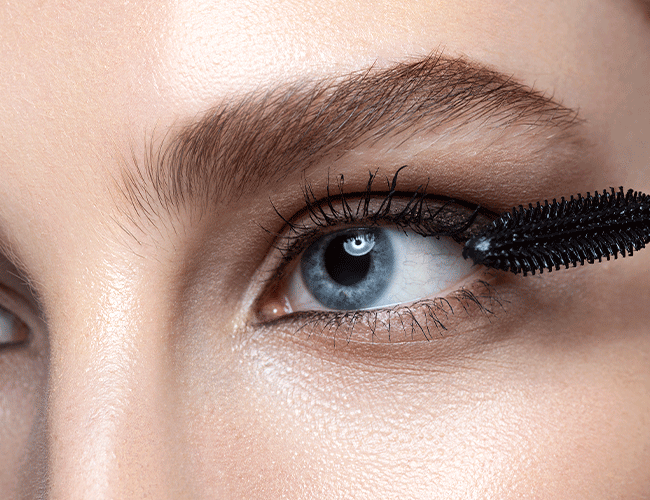 Application - Ink your lashes for an intense look