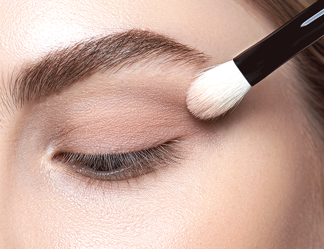 Application - Light eye shadow to the outer corner of the eye