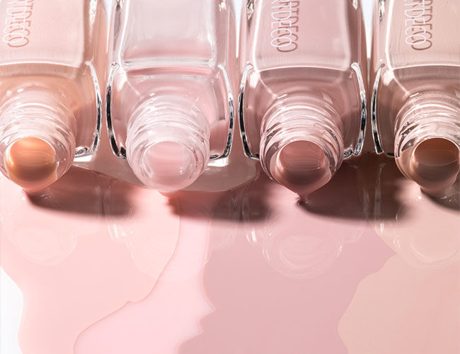 Plusieurs vernis à ongles de différentes couleurs sont présentés