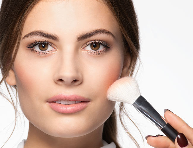 Das komplette Make-up kann mit dem Fixing Spray fixiert werden