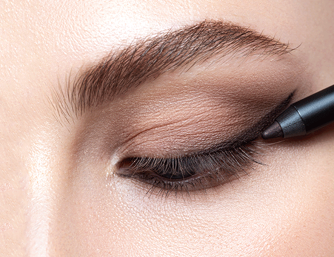 Application - How to draw the perfect eyeliner