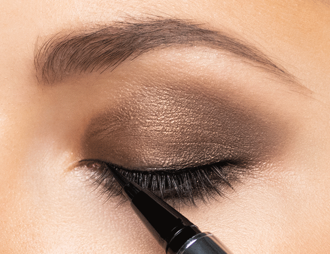How to apply eye liner