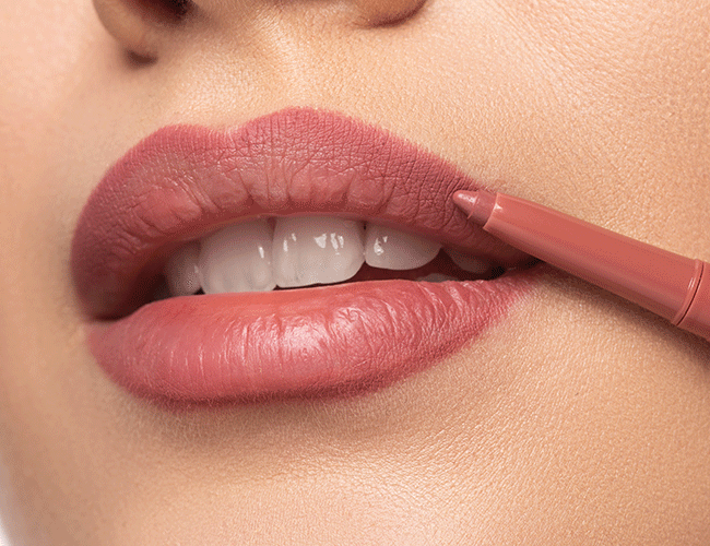 Trucco labbra con rossetto in tonalità abbinata all’ombretto