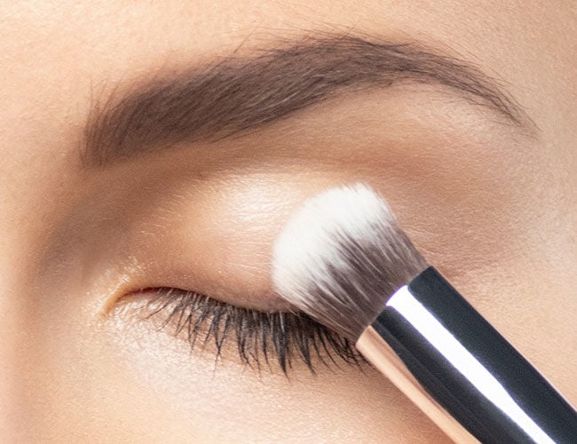 How to apply the eyeshadow base