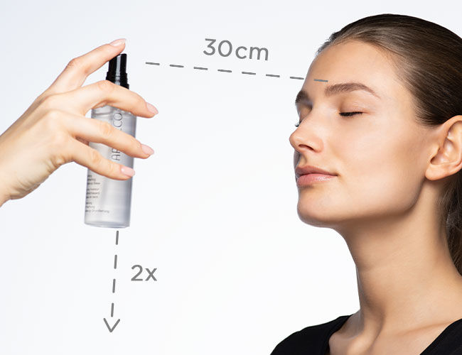 Uno spray fissativo viene applicato ad una distanza di 30 cm dal viso