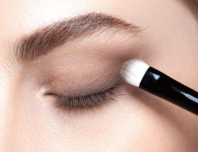 Application - Intensify your lash line with an eye shadow